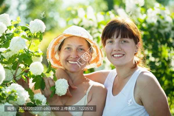 在處理廠兩個女人