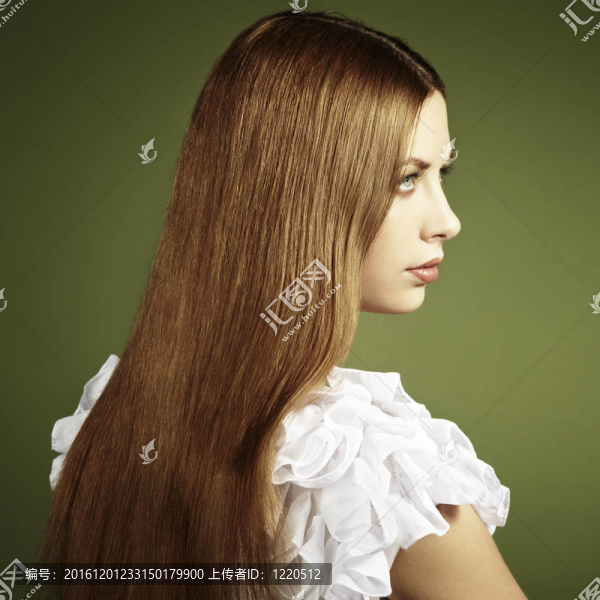 一個年輕的紅發(fā)女人的時尚照片