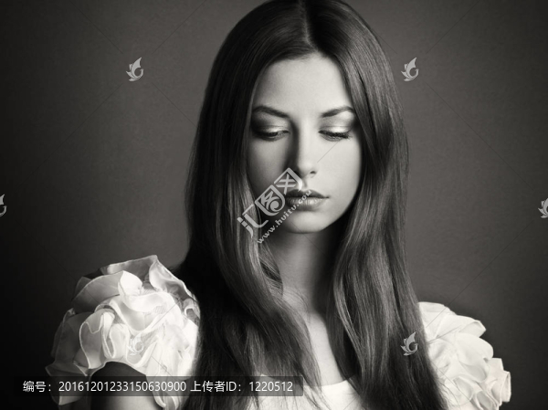 一張深色頭發(fā)的年輕女人的時尚照片