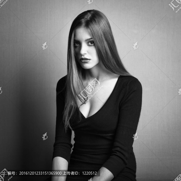 一張深色頭發(fā)的年輕女人的時(shí)尚照片