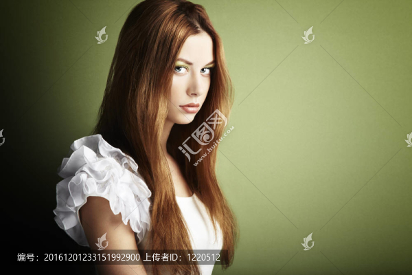 一個年輕的紅發(fā)女人的時尚照片