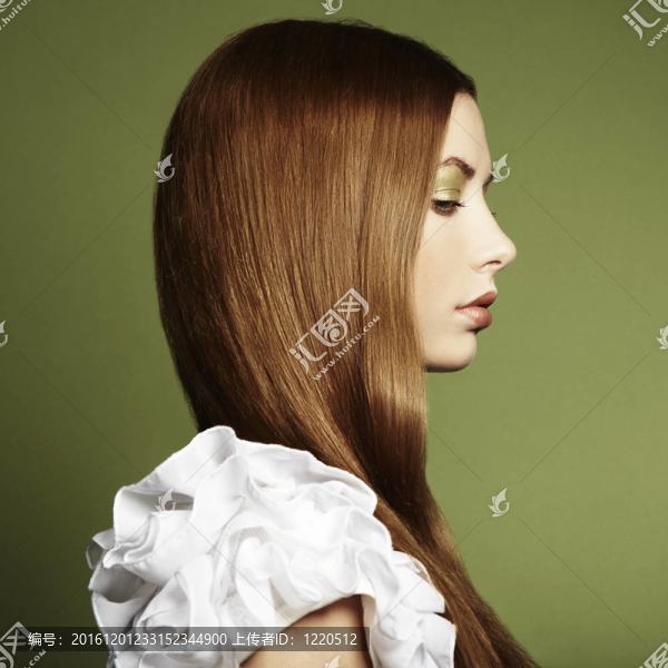 一個年輕的紅發(fā)女人的時尚照片