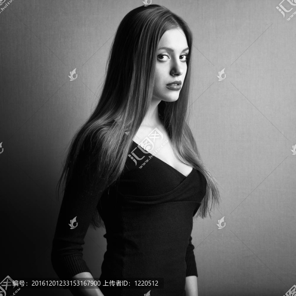 一張深色頭發(fā)的年輕女人的時尚照片