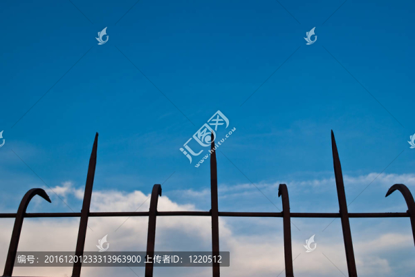 藍(lán)色天空的鋼籬笆。