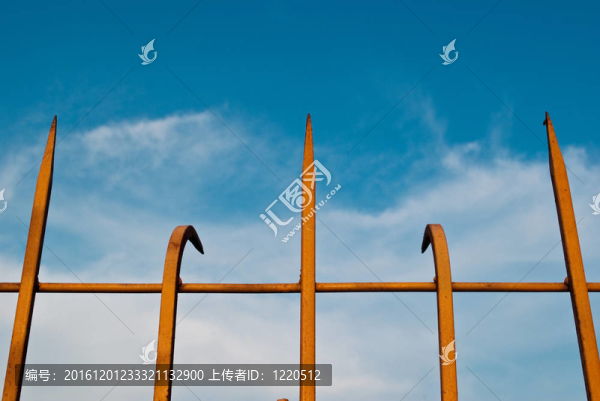 藍(lán)色天空的鋼籬笆。