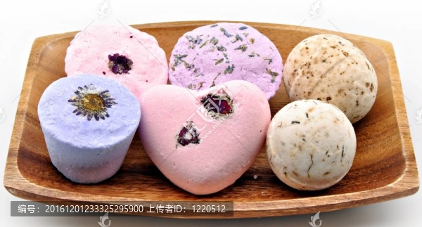六個薰衣草肥皂放在木頭里