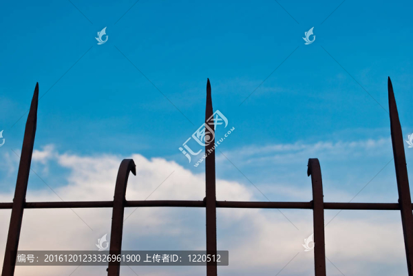 藍色天空的鋼籬笆。
