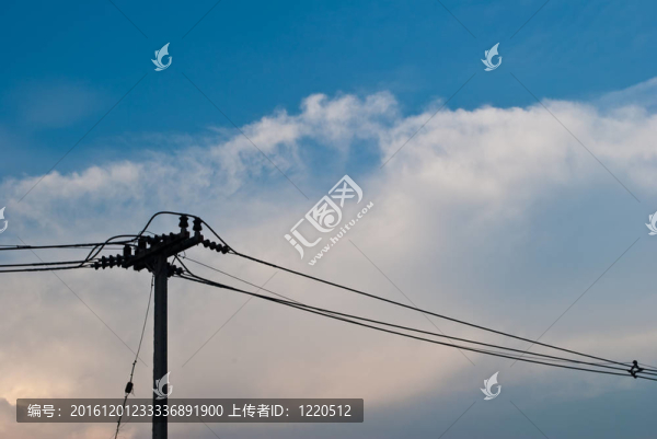 與藍天的電力線。