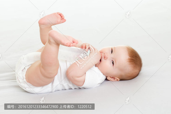 可愛的孩子喝瓶。6個月大的女孩。