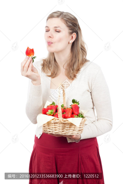 享受新鮮草莓的女人