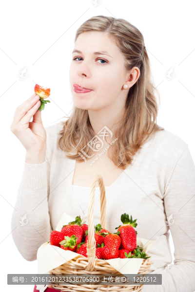 吃新鮮草莓的女人