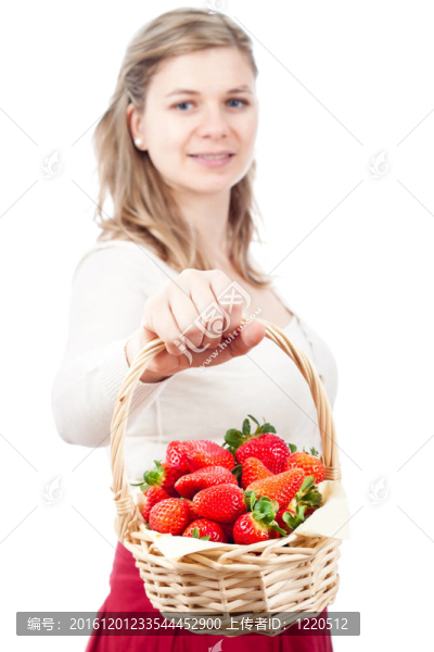 快樂的女人拿著草莓籃子