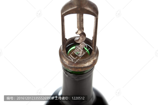 在葡萄酒的軟木塞舊金屬開瓶器