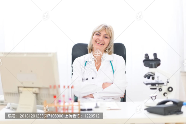 快樂(lè)成熟的醫(yī)生女人在辦公室