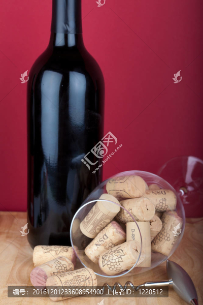 酒杯裝滿一瓶酒的軟木塞開瓶器前