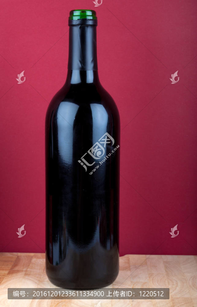 紅酒瓶站在紅底木板上