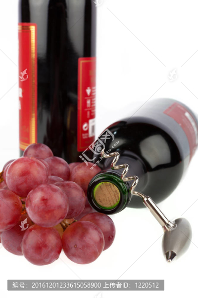 在白色背景上的螺旋和葡萄兩瓶酒