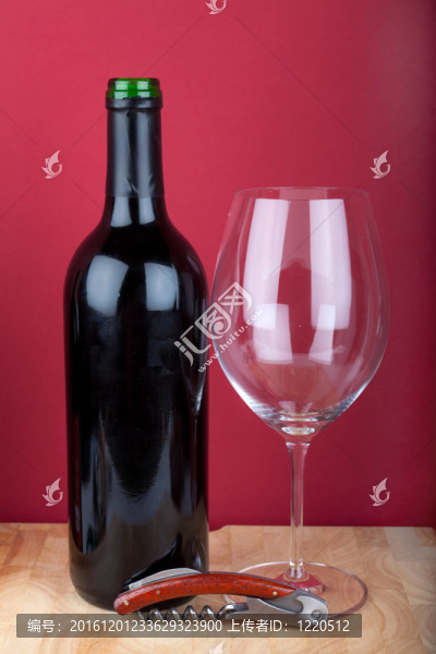 酒瓶；玻璃和在木板上鉆。