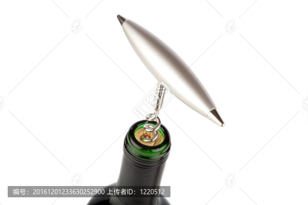 螺旋形金屬插在酒瓶的軟木塞