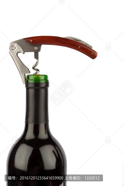 在白色背景前酒瓶上的優(yōu)雅葡萄酒餐具
