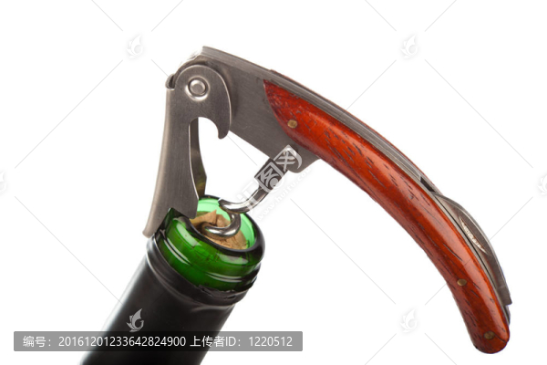 在白色背景前酒瓶上的優(yōu)雅葡萄酒餐具