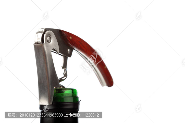 在白色背景前酒瓶上的優(yōu)雅葡萄酒餐具