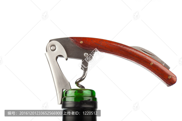 在白色背景前酒瓶上的優(yōu)雅葡萄酒餐具