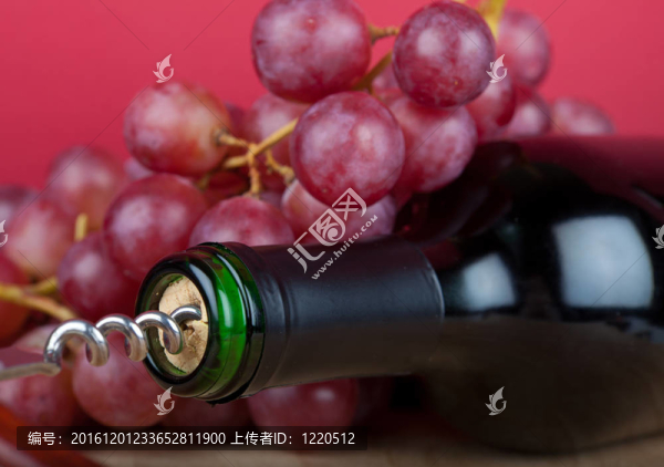 隨著螺旋瓶葡萄酒是紅葡萄的前面