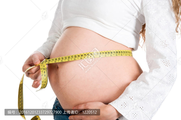 孕婦測量她的胃