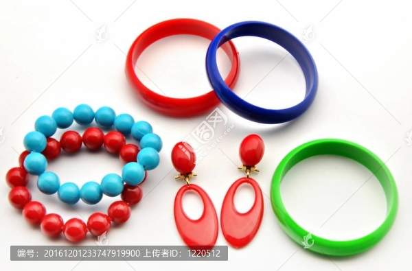 紅色的耳環(huán)