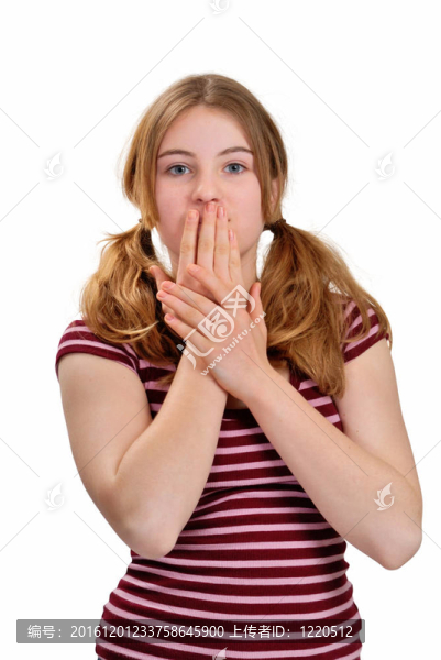 覆蓋著她的嘴的女孩