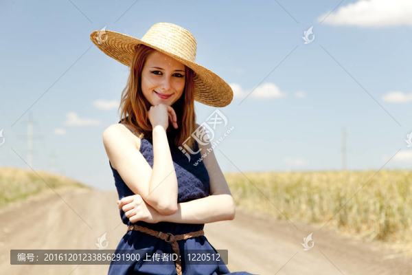 鄉(xiāng)村小路上的女孩。