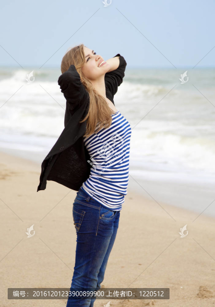 有趣的女孩在戶外附近的海上。