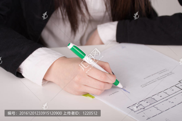 用鋼筆的手
