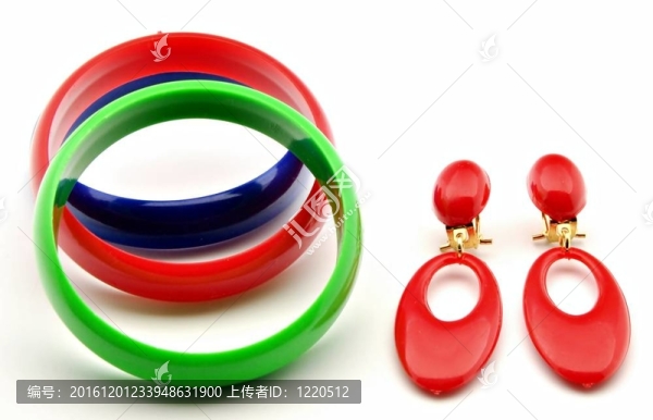 兩個紅色的耳環(huán)
