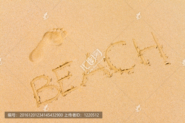 赤腳在海灘上