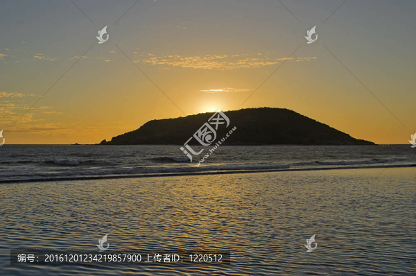 夕陽(yáng)越過太平洋島