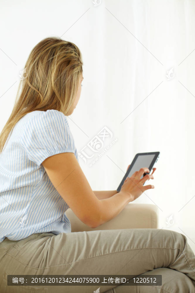 女人用平板電腦
