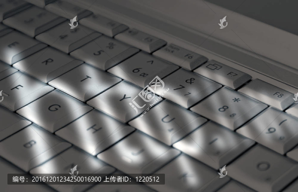 筆記本電腦鍵盤上的陰影