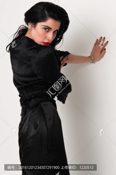 黑衣女人