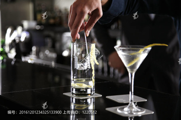 在前面的酒保雞尾酒杯