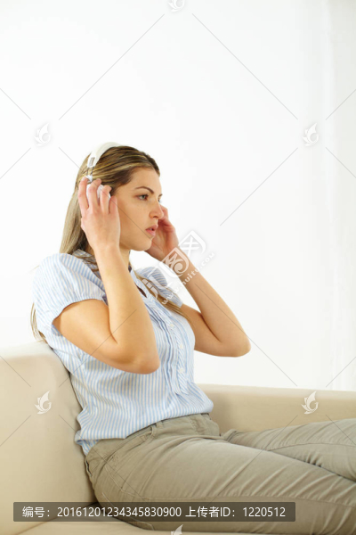 女人聽音樂