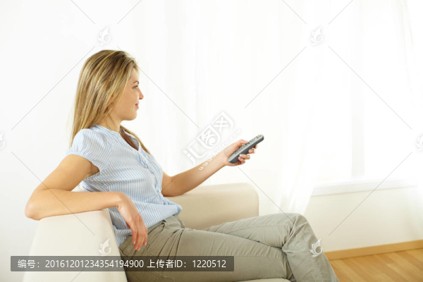 使用遙控器遙控的女人
