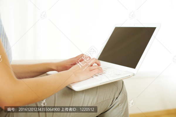 和筆記本電腦一起工作的女孩