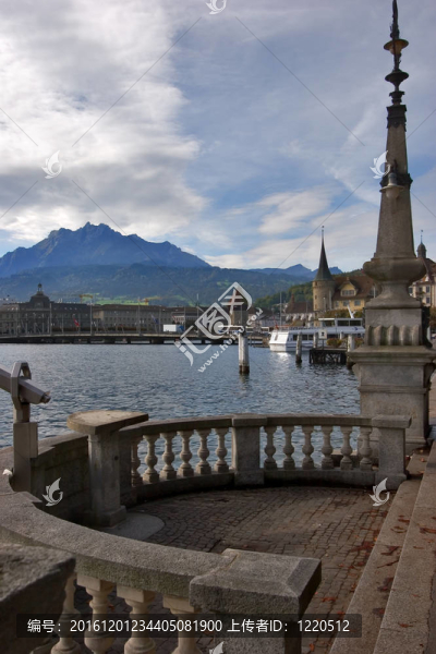 在Lucerne湖碼頭