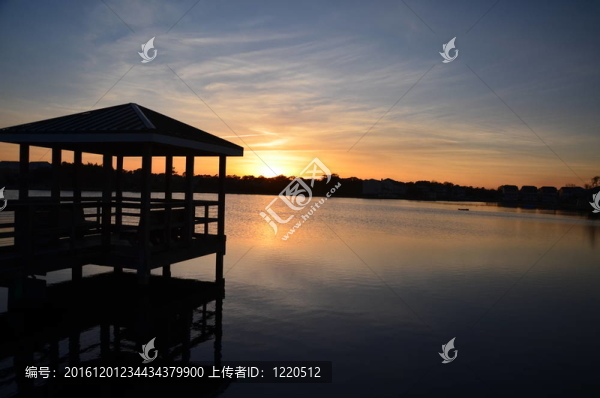 在日落時分碼頭