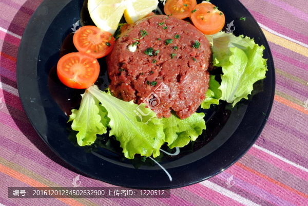 生牛肉與蔬菜在黑碟