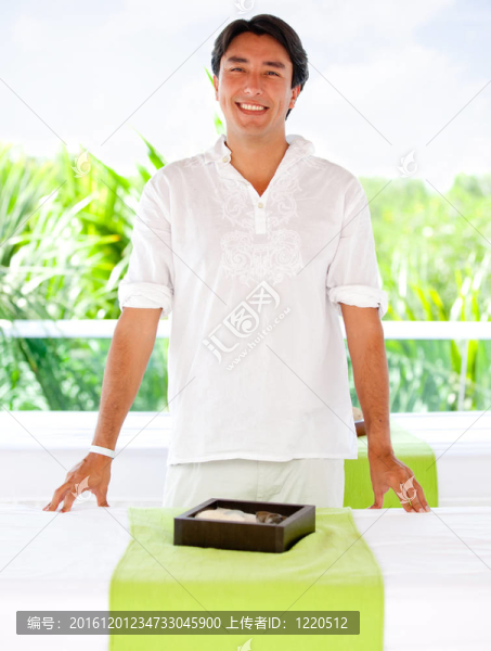 在溫泉的按摩師