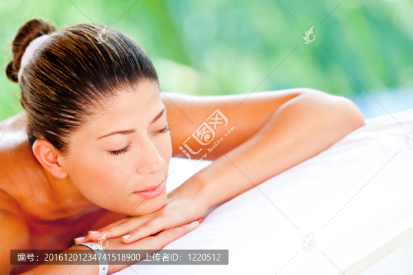 放松的女人在一個水療中心