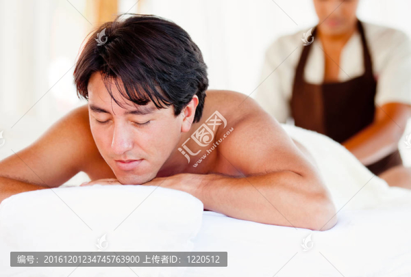 男子按摩